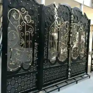درب حیاط آهنی با طراحی مقاوم و زیبا
