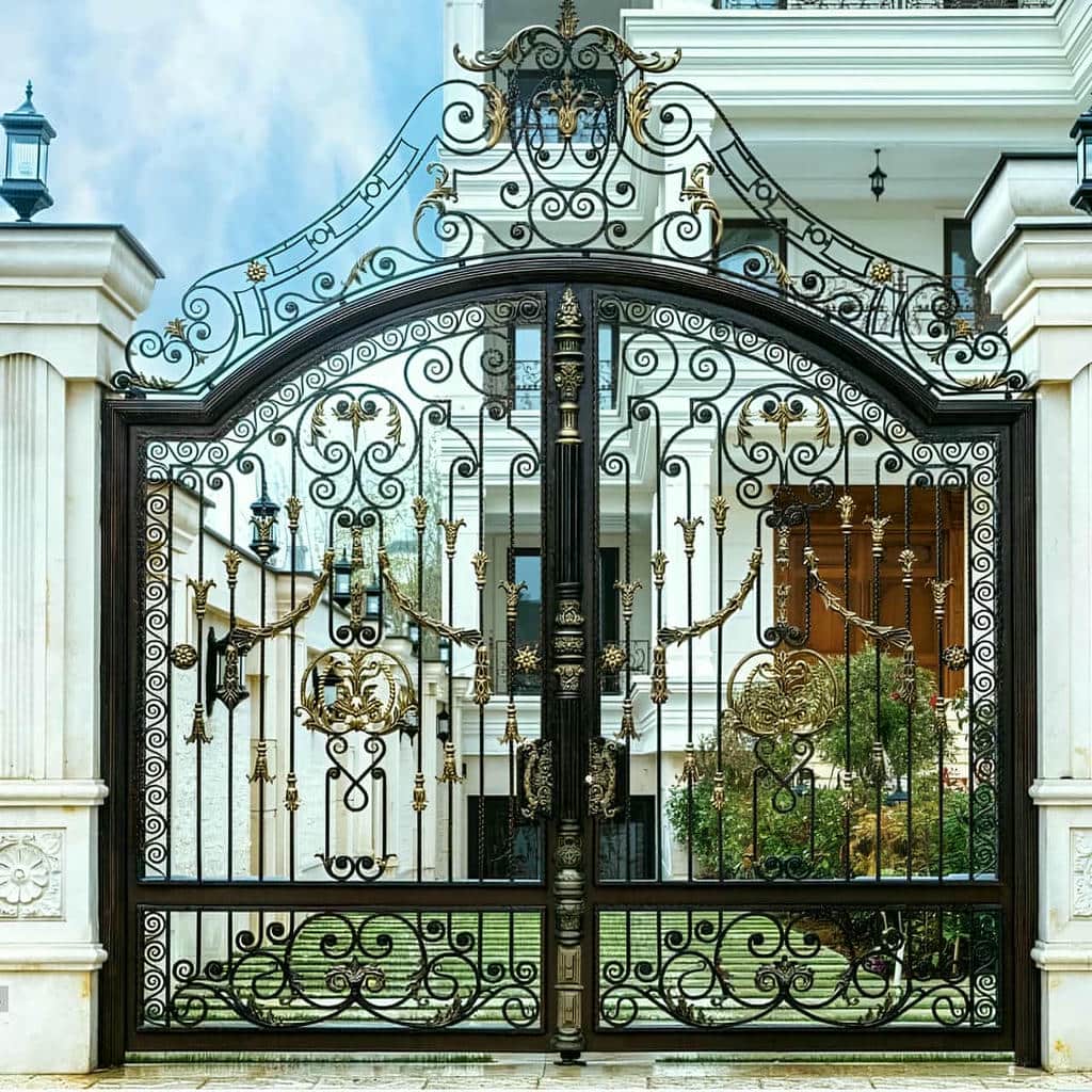 درب حیاط آهنی در ایرانشهر