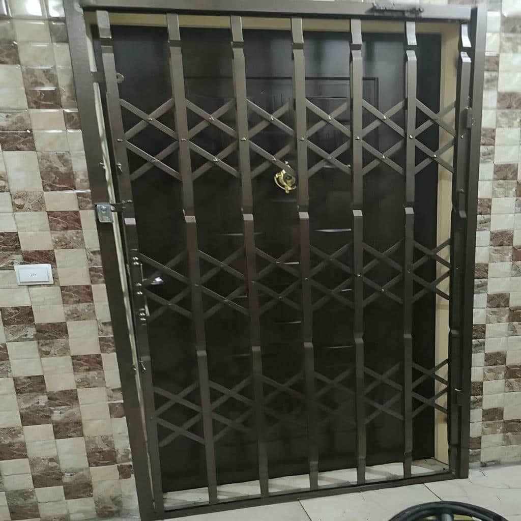 درب آکاردئونی آهنی در طالقان