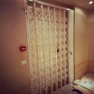 درب آکاردئونی آهنی در یاسوج