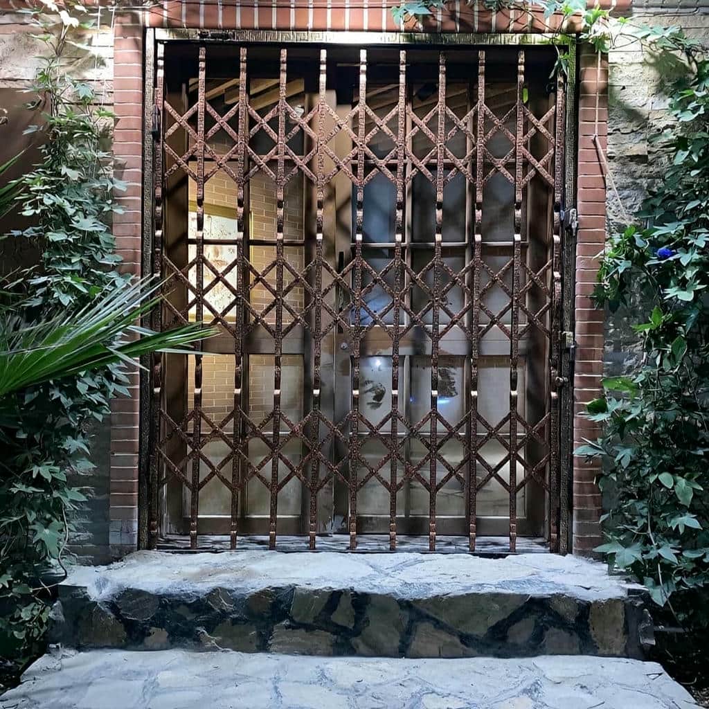 درب آکاردئونی آهنی در رفسنجان