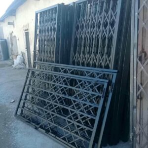 درب آکاردئونی آهنی در آبسرد