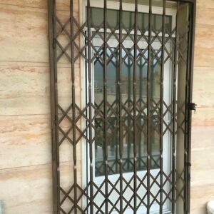 درب آکاردئونی آهنی در استان مازندران
