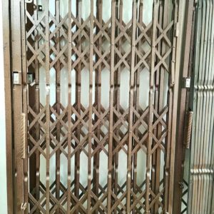 درب آکاردئونی آهنی در بندر لنگه