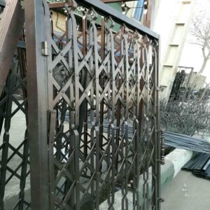 درب آکاردئونی آهنی در ایرانشهر