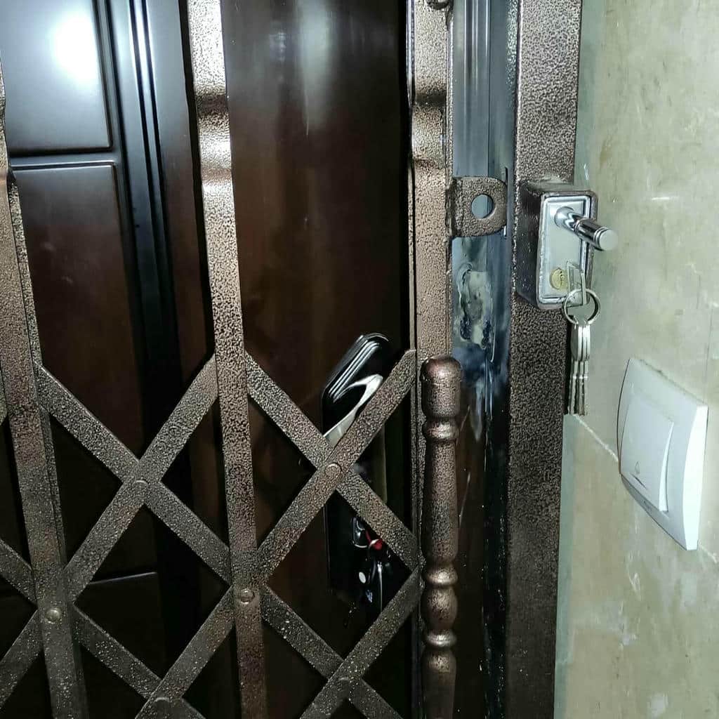 نصب درب آکاردئونی آهنی قفل ضدبرش در اصفهان