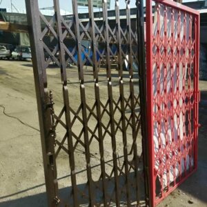 درب آکاردئونی آهنی در بندر بوشهر