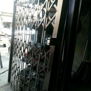 درب آکاردئونی آهنی در استان گیلان
