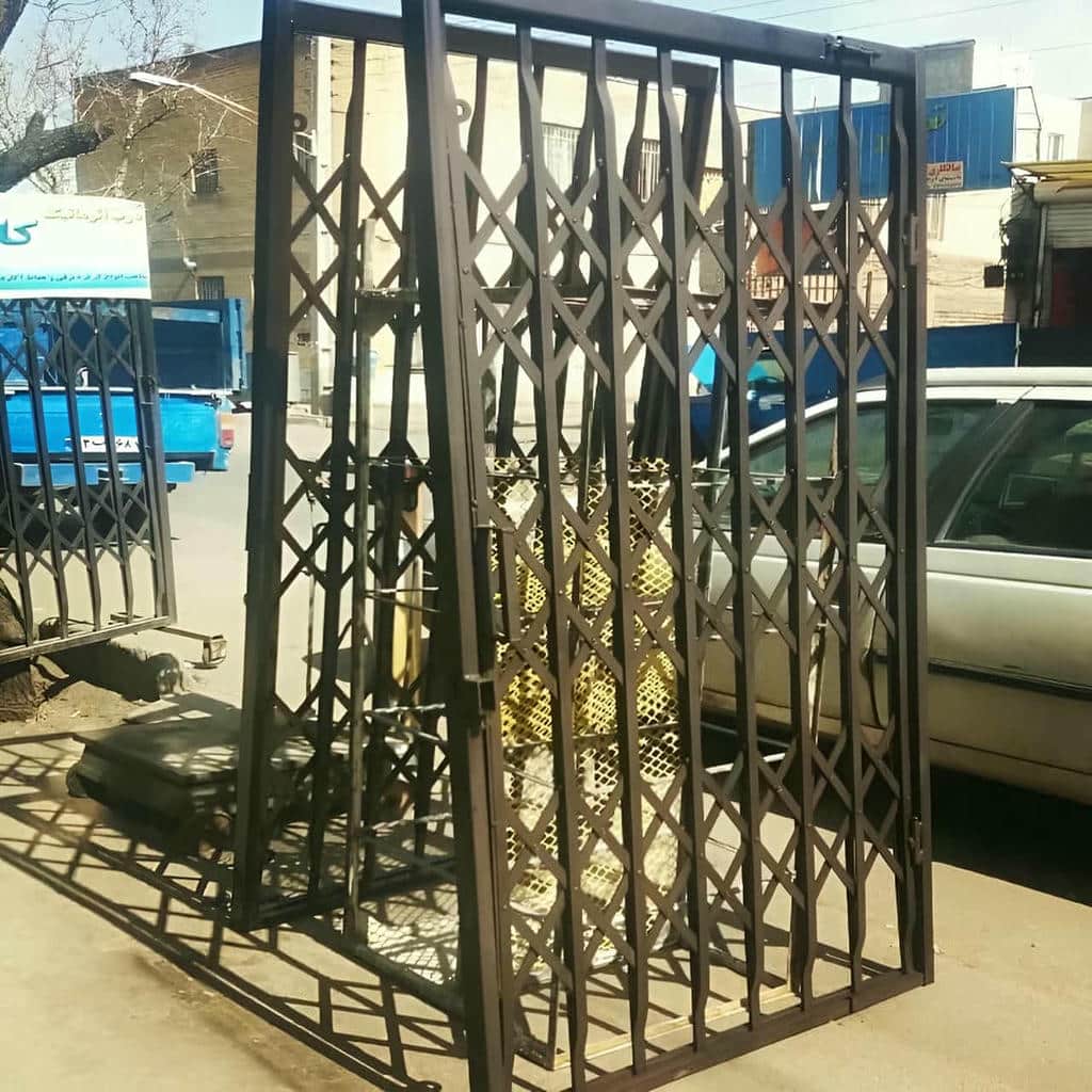 نصب درب آکاردئونی آهنی قفل ضدبرش در سنندج