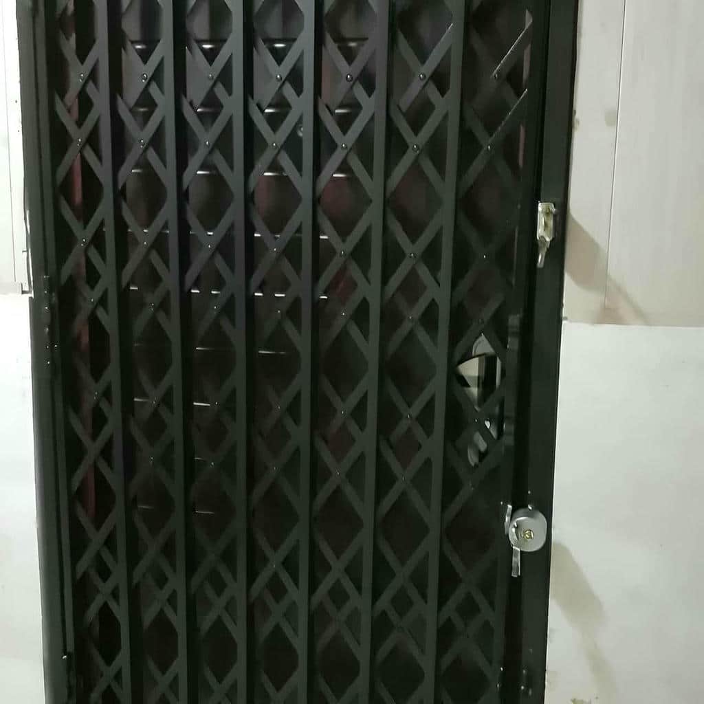 نصب درب آکاردئونی آهنی قفل ضدبرش در بندر لنگه