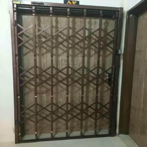 درب آکاردئونی آهنی در شهرکرد