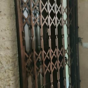 درب آکاردئونی آهنی در کرمانشاه