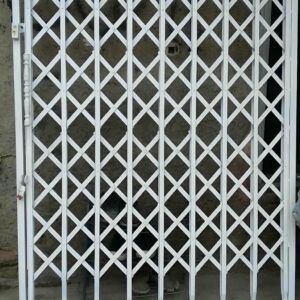 درب آکاردئونی آهنی در اصفهان