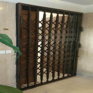 درب آکاردئونی آهنی در بندر دیلم