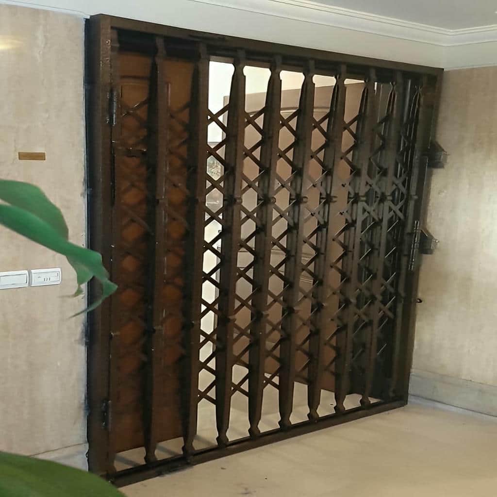 درب آکاردئونی آهنی در بندر دیلم