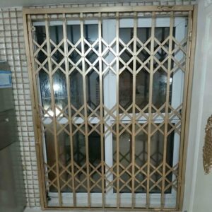 درب آکاردئونی آهنی در کمال شهر