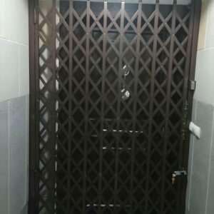 درب آکاردئونی آهنی در دماوند