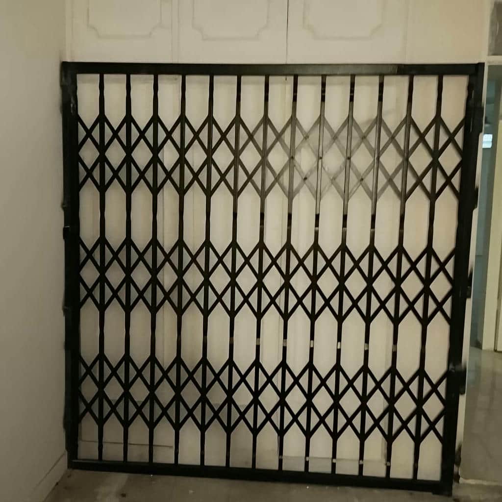 درب آکاردئونی آهنی در چابهار