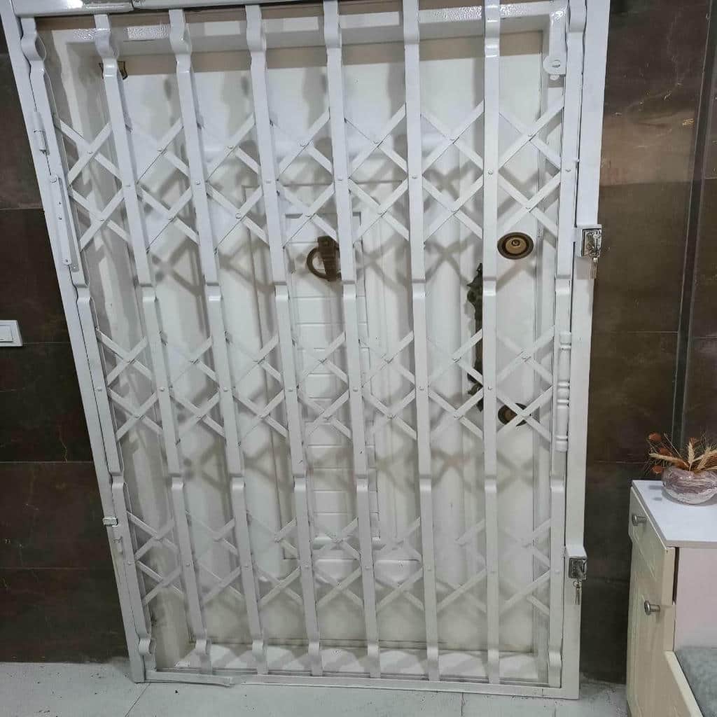 کارخانه درب آکاردئونی آهنی رنگ کوره ای در بندر دیلم