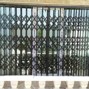 درب آکاردئونی آهنی در فیروزکوه