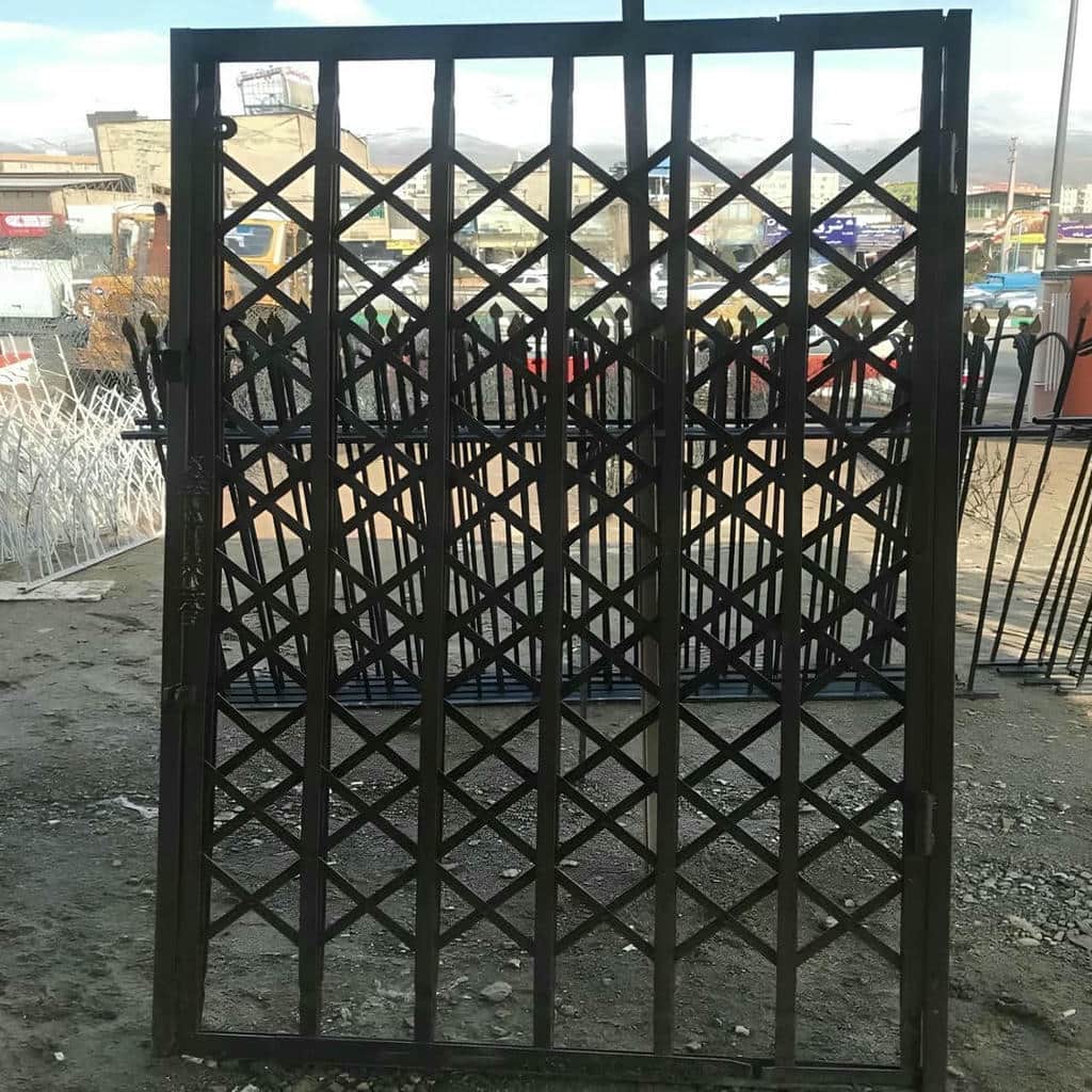 نصب درب آکاردئونی آهنی ساختار ریلی در کاشان