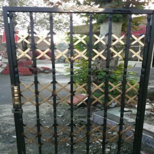 درب آکاردئونی آهنی در عظیمیه کرج