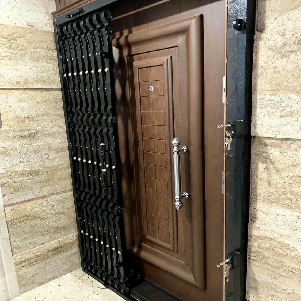 درب آکاردئونی آهنی در گنبدکاووس