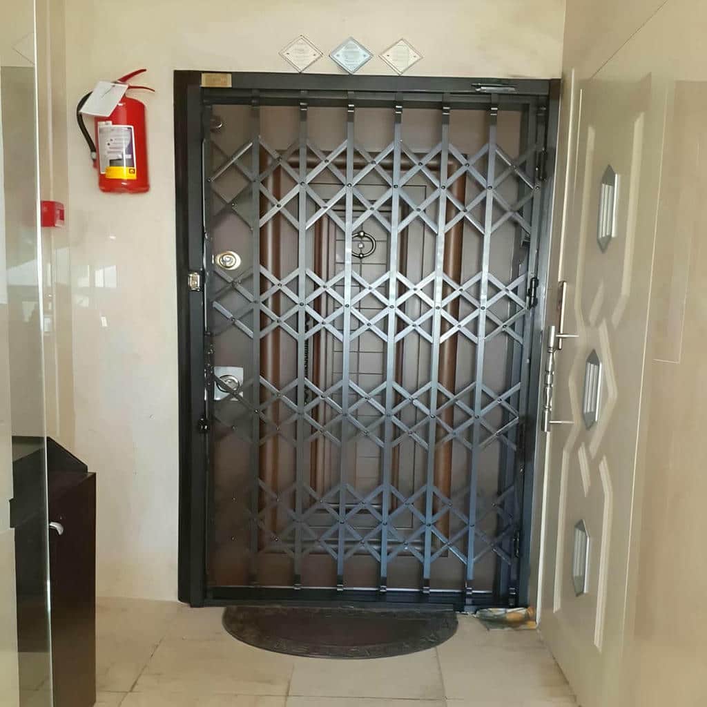 درب آکاردئونی آهنی در محمدشهر