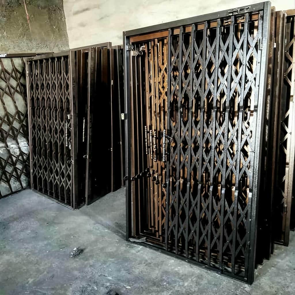 درب آکاردئونی آهنی در محمودآباد
