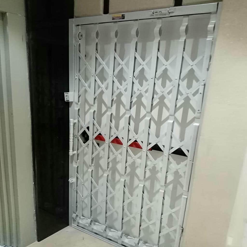 درب آکاردئونی آهنی در مشهد