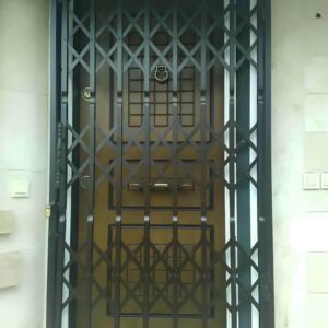 درب آکاردئونی آهنی در کرمان