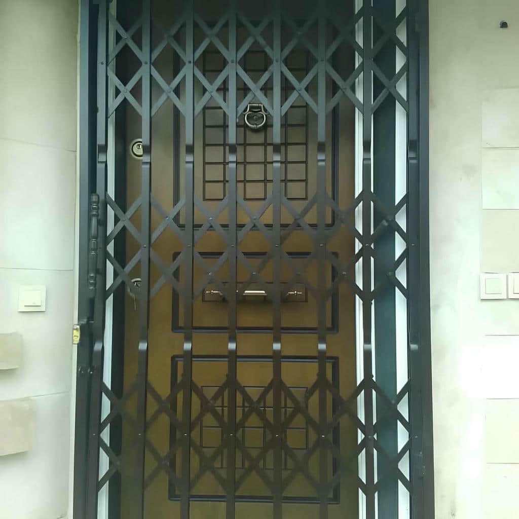 درب آکاردئونی آهنی در کرمان