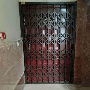 درب آکاردئونی آهنی در پردیس