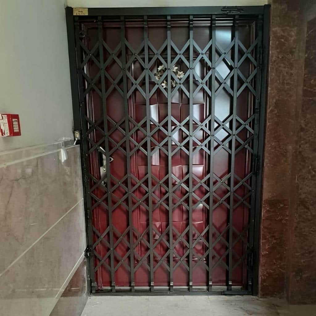 درب آکاردئونی آهنی در پردیس