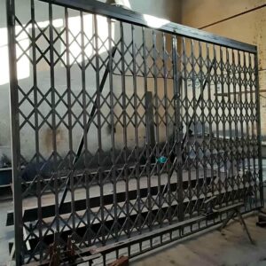 درب آکاردئونی آهنی در سمنان