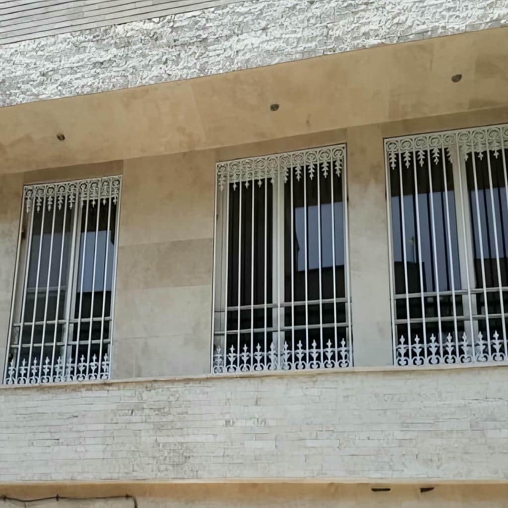 نصب حفاظ پنجره فلزی مدرن هندسی در نوشهر