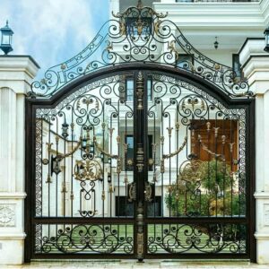 درب حیاط آهنی در ایرانشهر