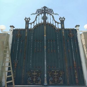 درب حیاط آهنی در سیرجان