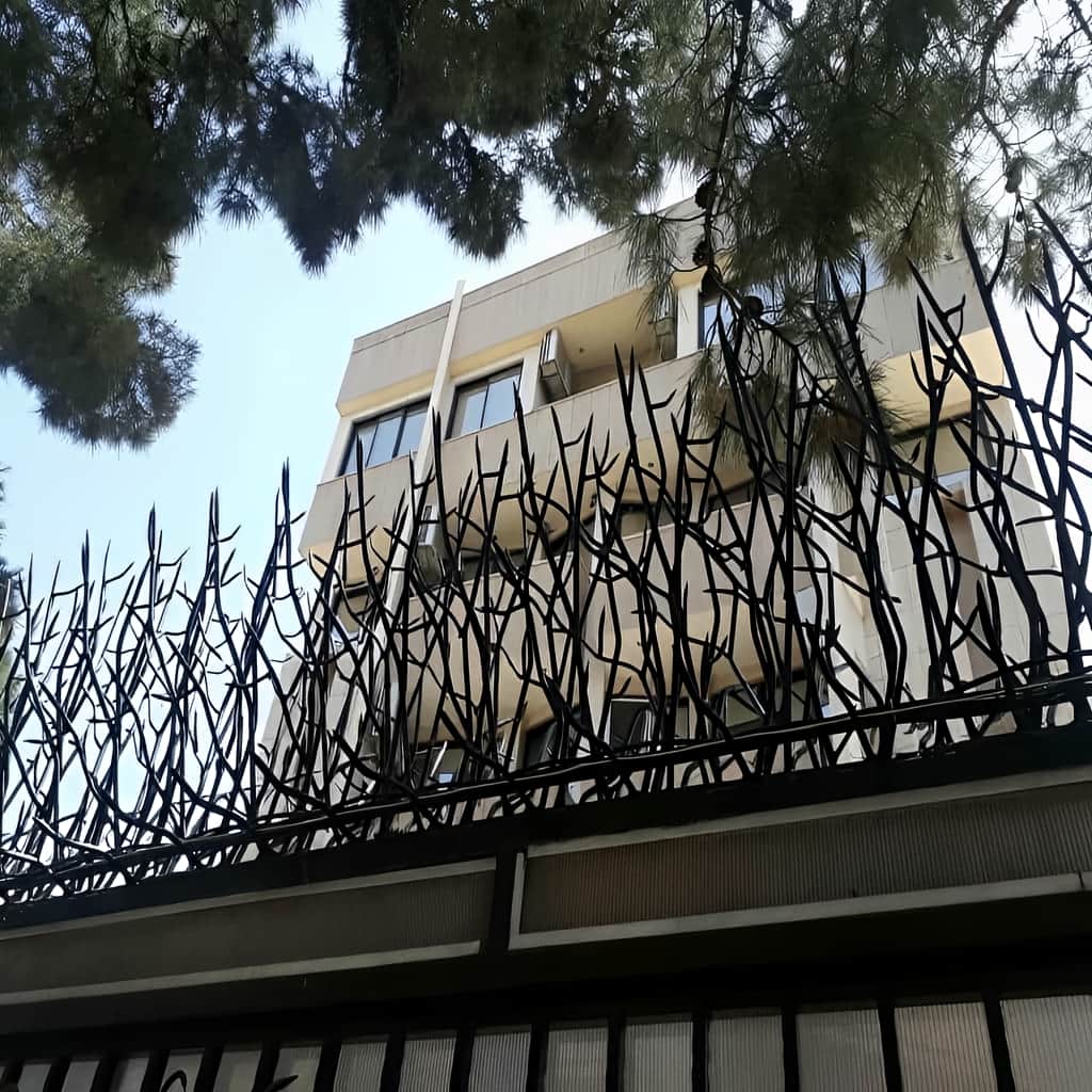 حفاظ روی دیوار با پوشش ضد زنگ برای دوام بیشتر