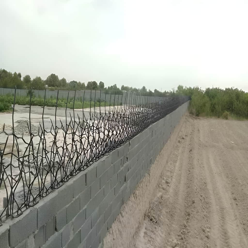 حفاظ شاخ گوزنی با پایه محکم روی لبه دیوار