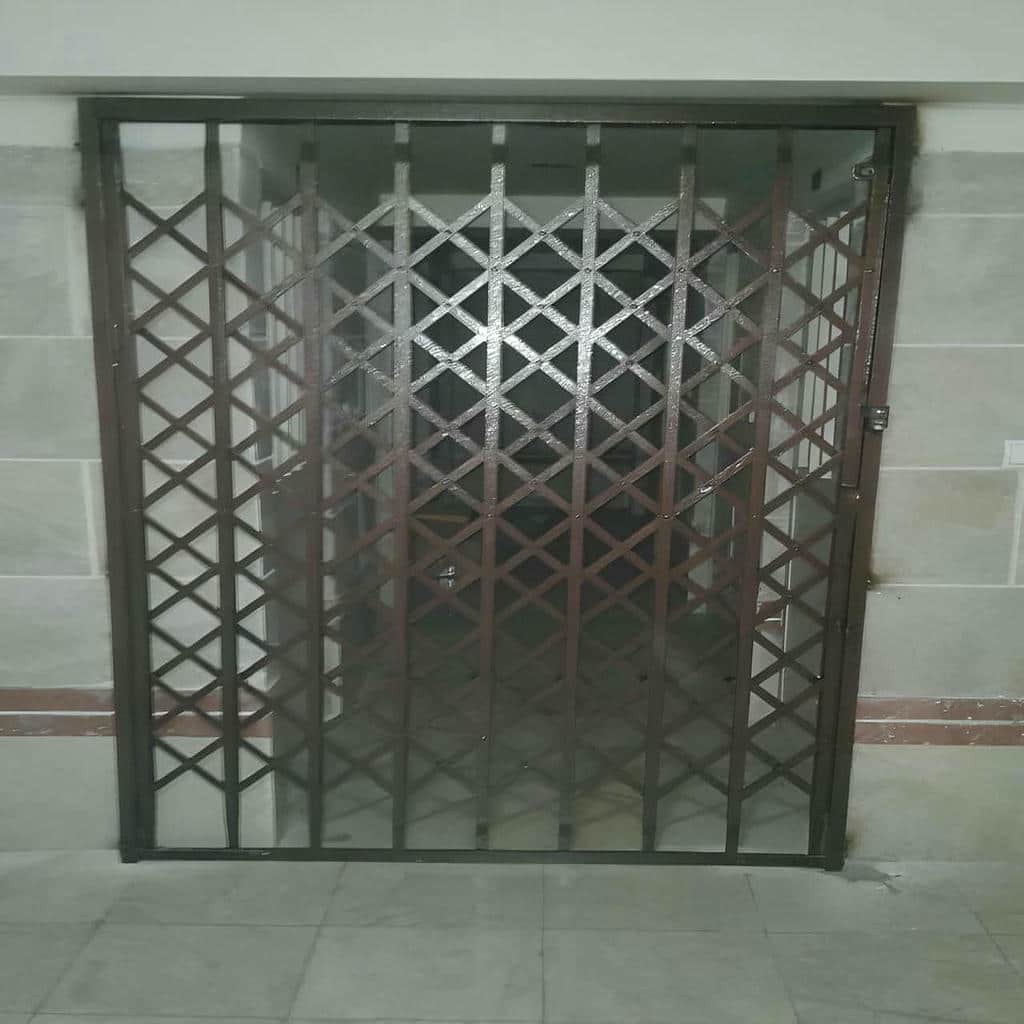قفل درب آکاردئونی با زبانه محکم و جایگذاری اصولی
