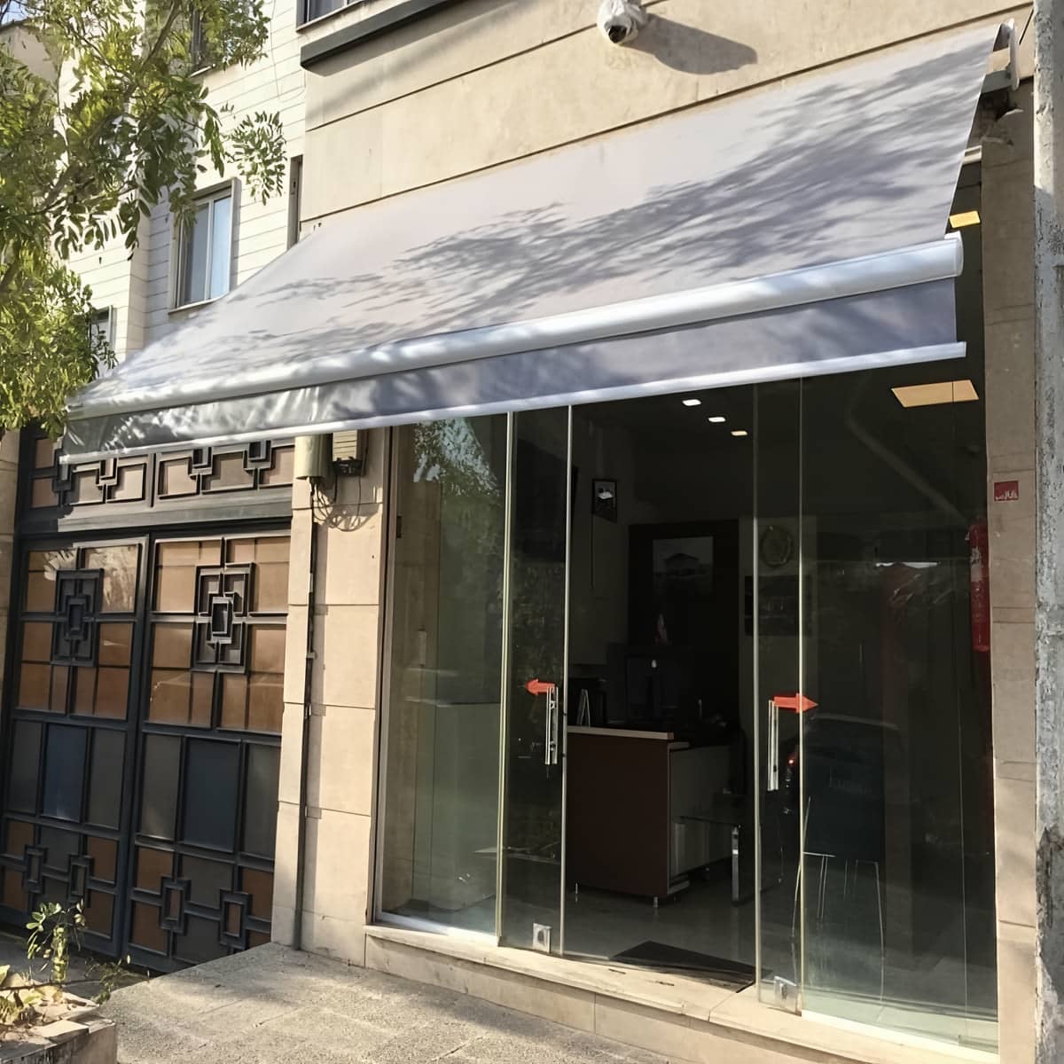 سایبان برقی و چتری با بازوی متحرک در حالت باز سایبان برقی و چتری با بازوی متحرک در حالت باز