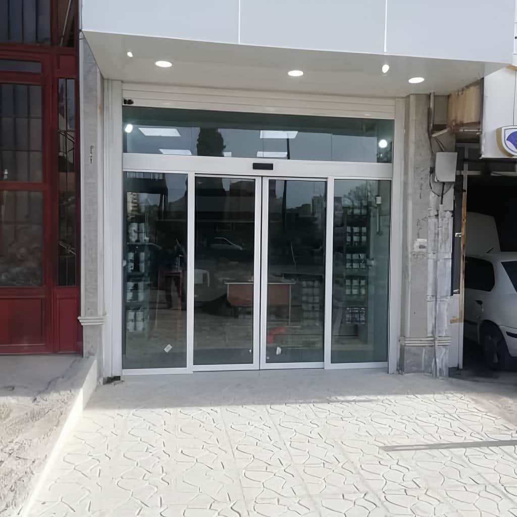 نصب درب شیشه ای کشویی با سنسور حرکتی