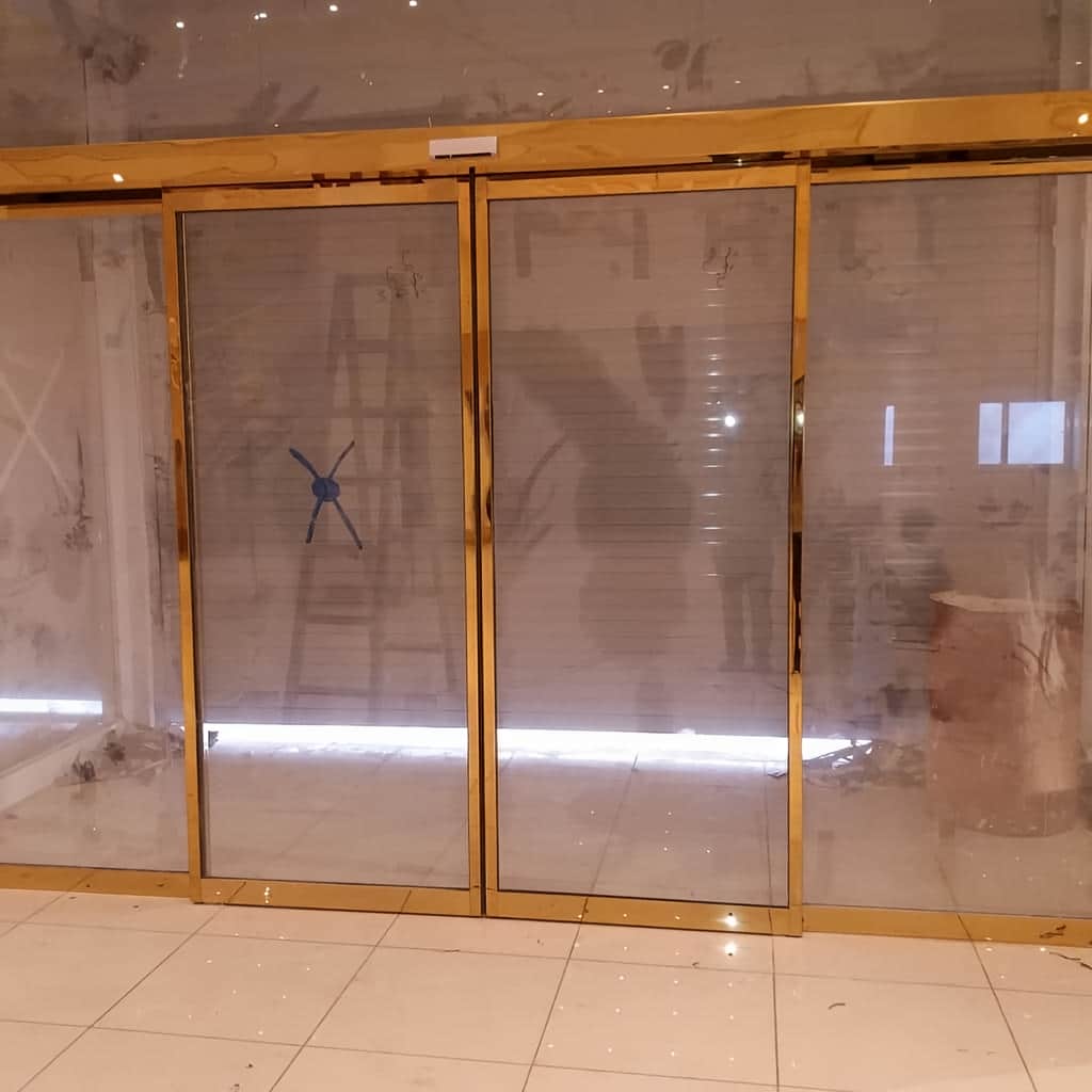 درب شیشه ای کشویی برای فروشگاه و مرکز تجاری