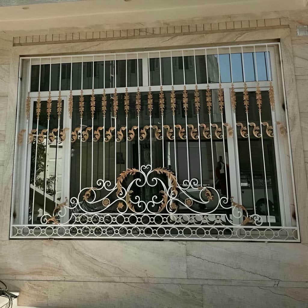 حفاظ پنجره فلزی با جوشکاری منظم روی اتصال ها