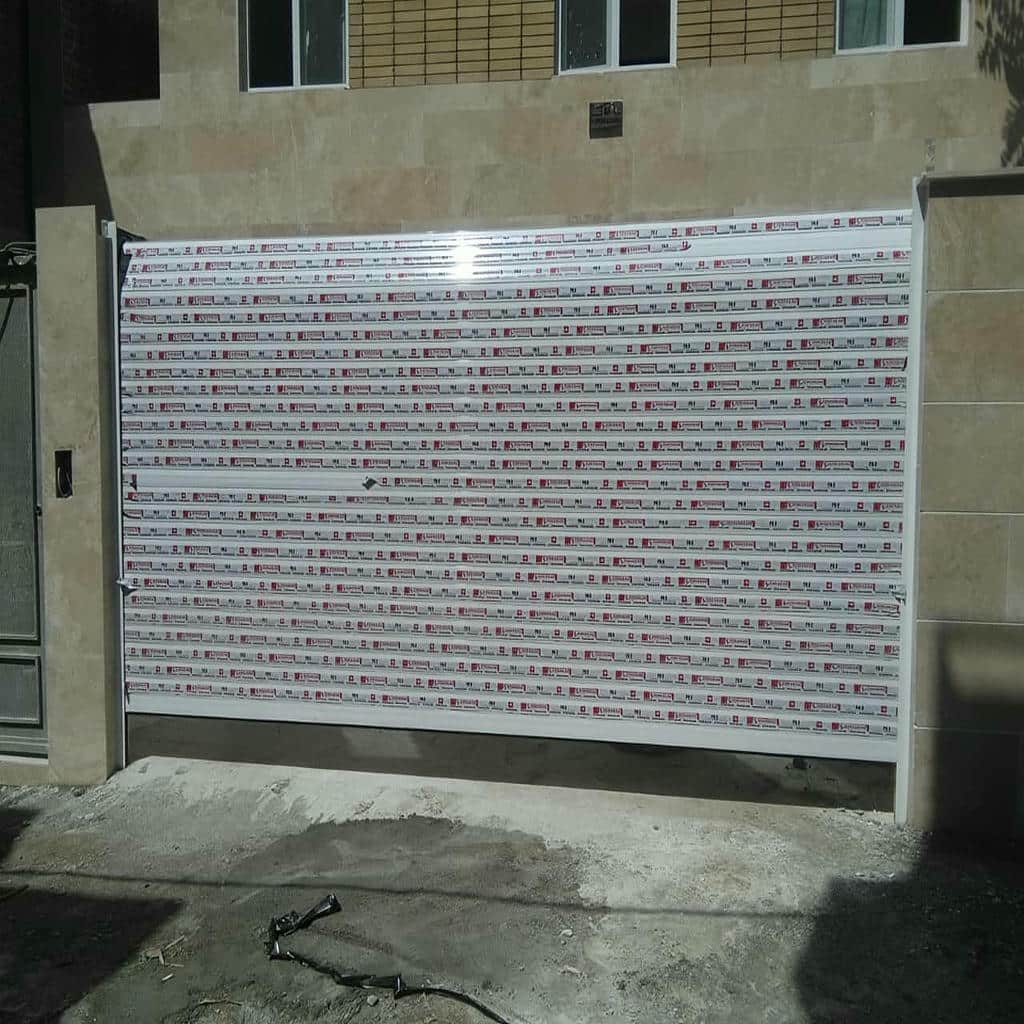 کرکره برقی پارکینگ خودرو ساختمان با ریل جانبی تراز شده کرکره برقی پارکینگ خودرو ساختمان با ریل جانبی تراز شده
