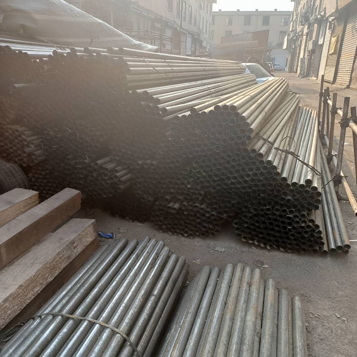 لوله داربست نو بدون تاب و خمیدگی بدنه لوله داربست نو بدون تاب و خمیدگی بدنه