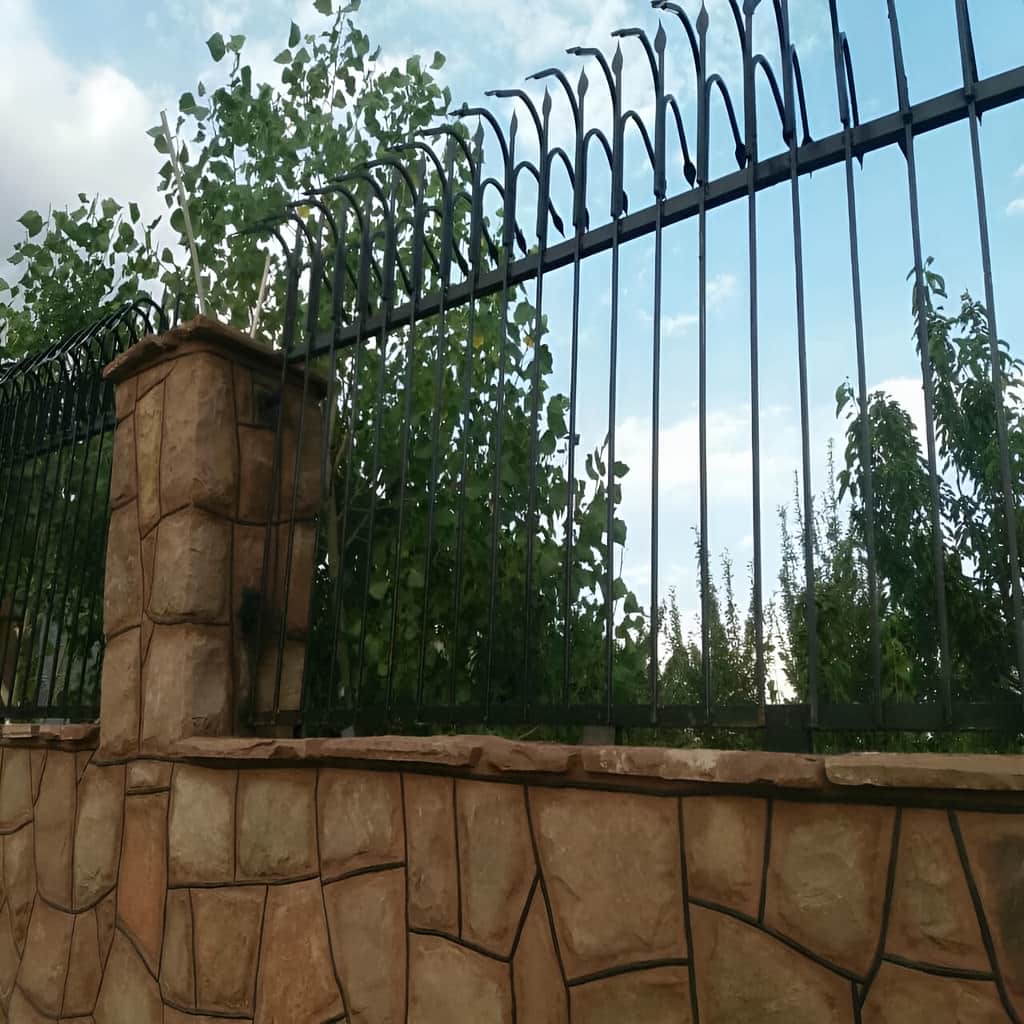 حفاظ سرنیزه ای و حفاظ شاخ گوزنی با نصب تراز روی سطح دیوار