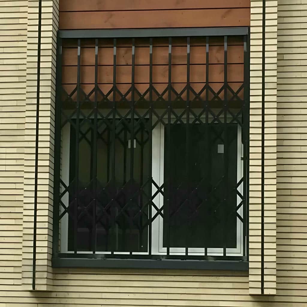 حفاظ پنجره بازشو با قفل ایمن و لولای تقویت شده