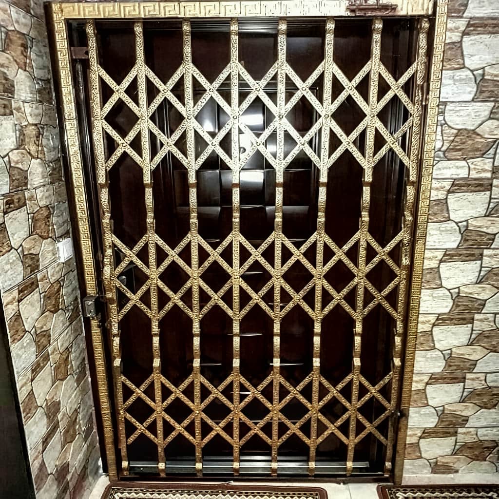 درب آکاردئونی سفید طلایی با ریل روان و چرخ مقاوم